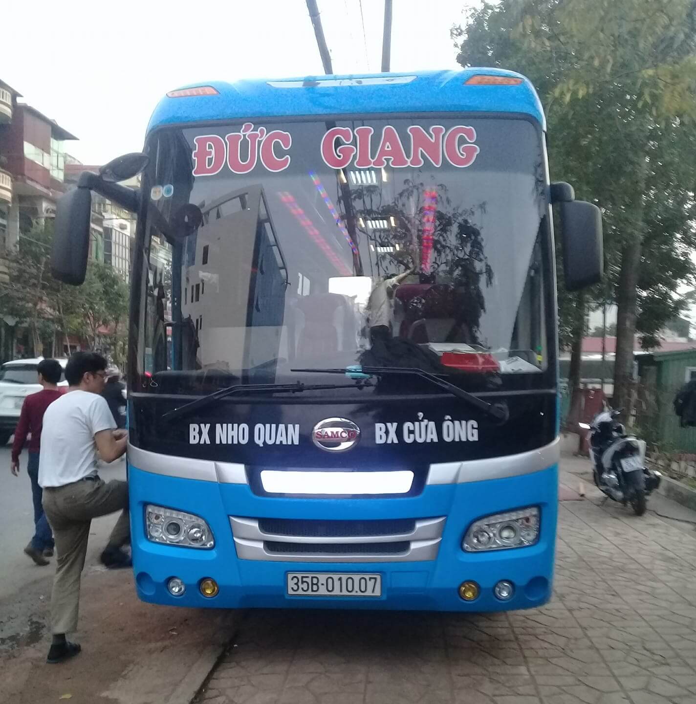 Nhà xe Đức Giang